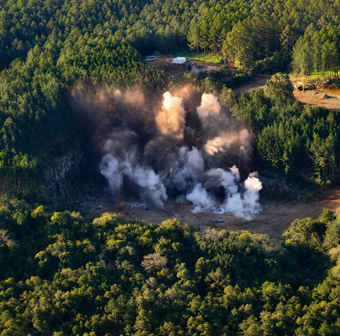 Vista aérea da grande detonação que marcou a retomada da mineração